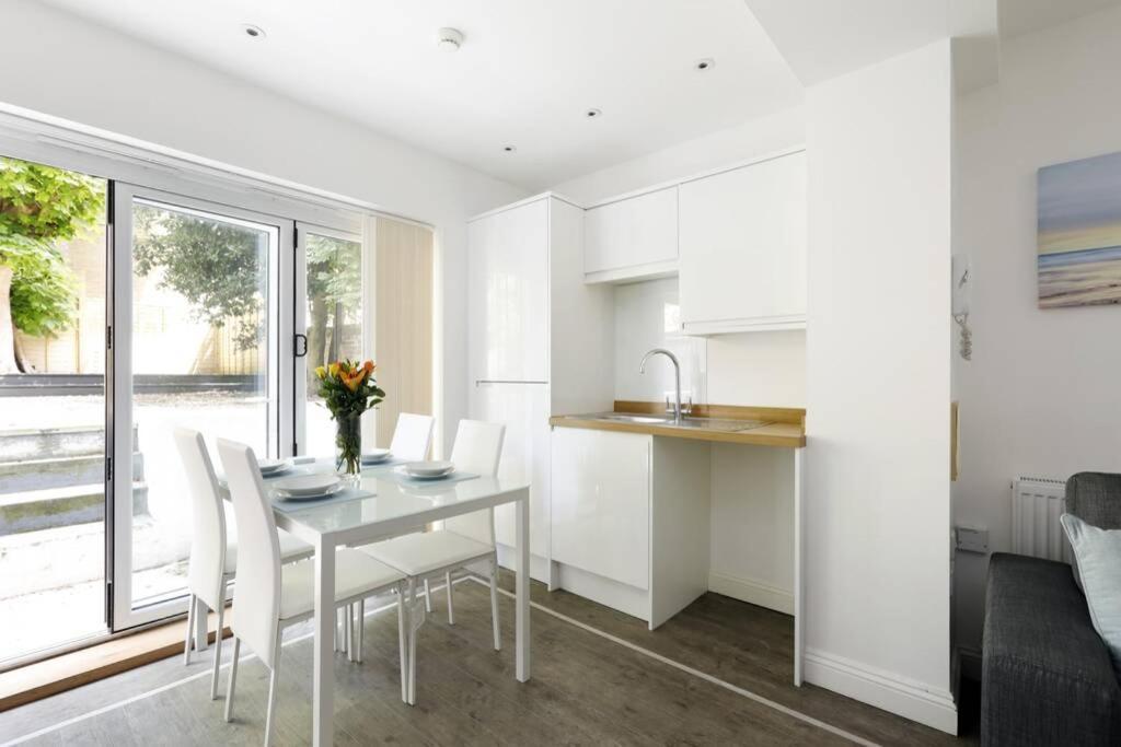 2 Bedrooms Close To The Beach With Garden And Own Entrance ! برايتون المظهر الخارجي الصورة